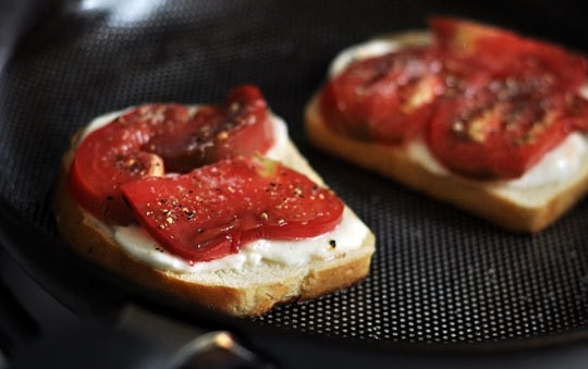 1. Этап. Вкусная закуска на природу: 2. Мою и нарезаю ломтики помидора. На слегка обжаренный хлеб выкладываю по 2 кусочка моцареллы, сверху кладу по 2 ломтика томата, по вкусу солю и перчу.