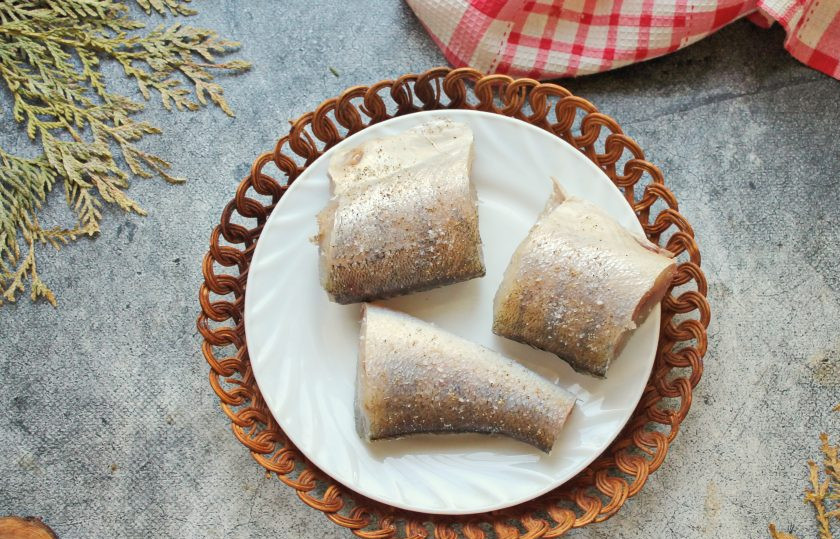 1. Этап. Судак под маринадом: Судака разрежьте на куски, посолите и поперчите. Запанируйте каждый кусок в муке.