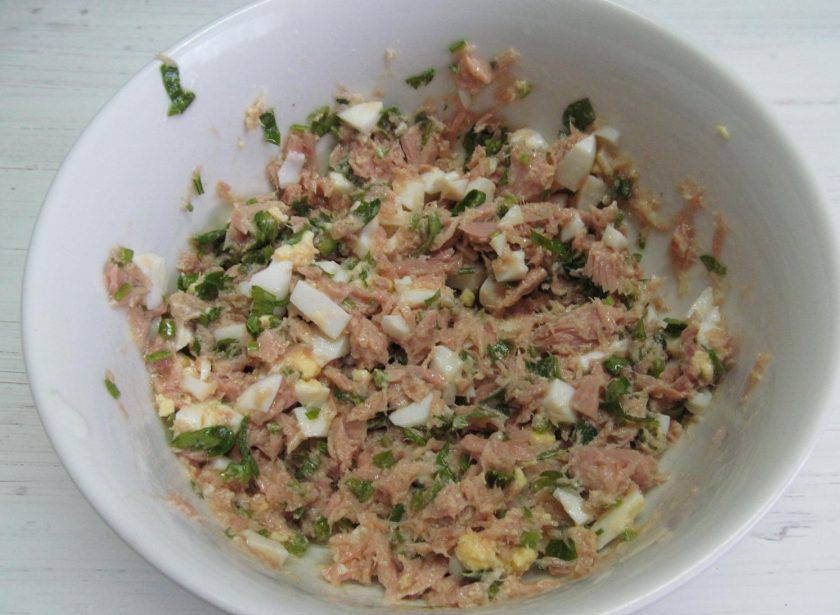 1. Этап. Пирожки из заварного теста с тунцом: Добавьте мягкое сливочное масло и щепотку соли. Все тщательно перемешайте.