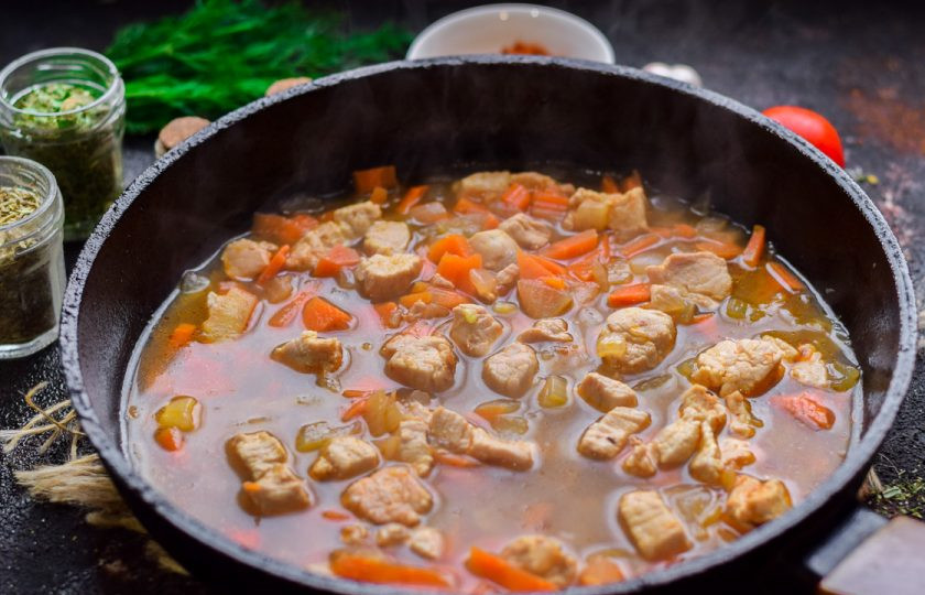 1. Этап. Макароны по-татарски: Добавьте в сковороду специи и воду, примерно стакан. Тушите все до готовности, около 20 минут.