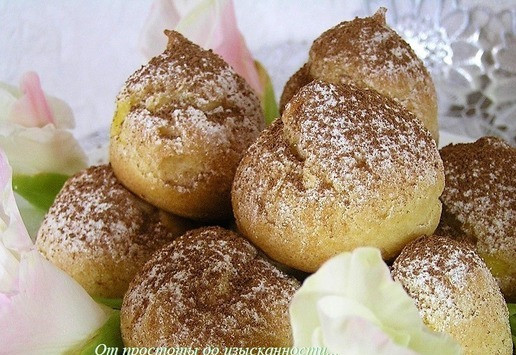 1. Этап. Апельсиновые профитроли: Перед подачей по желанию посыпьте пирожные сахарной пудрой, а сверху какао.