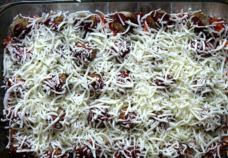 1. Этап. Тефтели с картошкой в духовке: 3. Натереть на средней терке сыр и присыпать сверху. Чтобы сделать корочку еще более аппетитной можно добавить немного сметаны или майонеза, например.