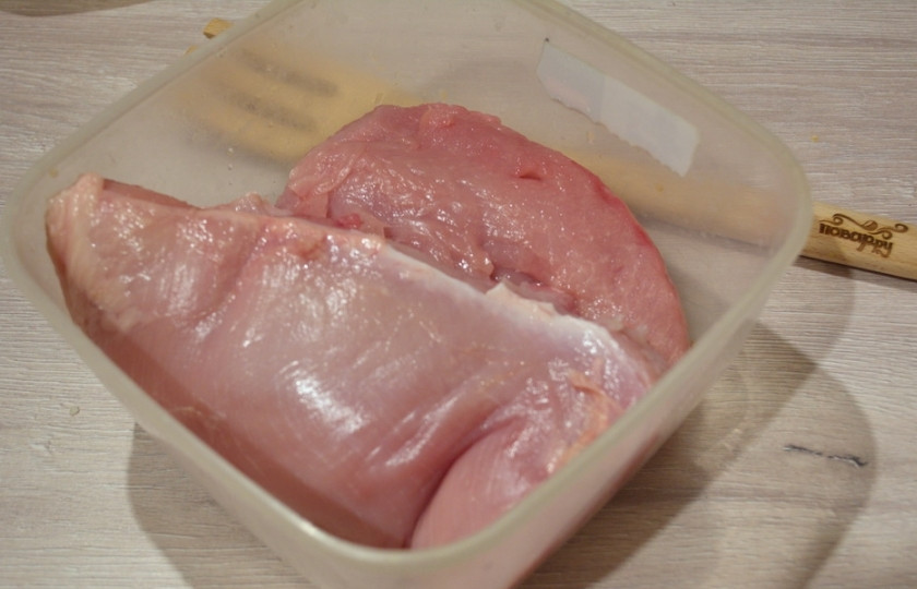 1. Этап. Балык из индейки: Вымытые, подготовленные кусочки индейки опустите в емкость со специями, втирайте специи в мясо. Мясо не просто надо вывалять в специях, нужно их именно хорошо втереть.