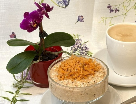 1. Этап. Ночная овсянка с морковью: Украсить морковью с миндалём и можно завтракать. Каша не будет кремообразной, как обычно, что и понятно.