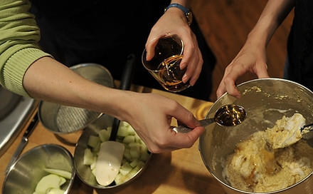 1. Этап. Американский яблочный пирог: Затем добавляем ром, кубики яблок и сок лимона. Хорошенько и аккуратно перемешиваем получившееся тесто.