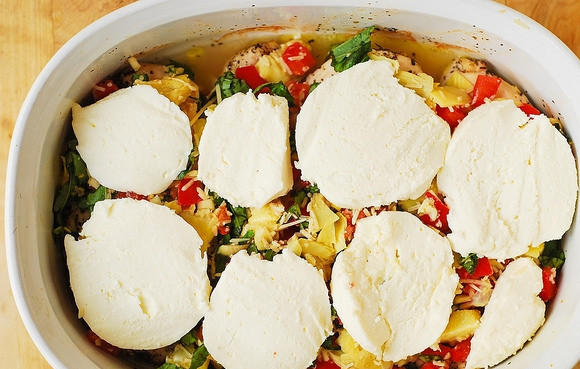 1. Этап. Куриное филе под шубой в духовке: 5. Моцареллу нарежьте кружочками и выложите сверху. Вот такая аппетитная 