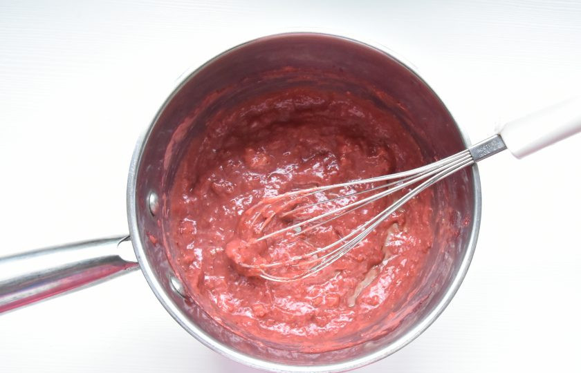 1. Этап. Протеиновые капкейки: Пазмешайте в сотейнике ягодное пюре, сахарнозаменитель и кукурузный крахмал. Поставьте на огонь и непрерывно помешивая доведите смесь до загустения. Снимите с огня и остудите.