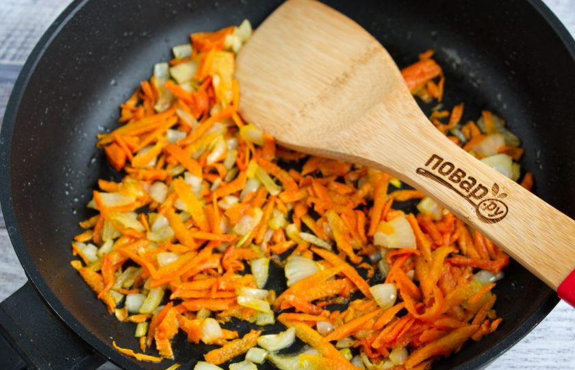 1. Этап. Борщ без картошки: Лук измельчите, морковь натрите на крупной терке. На сковороде разогрейте растительное масло, пассеруйте овощи до мягкости.