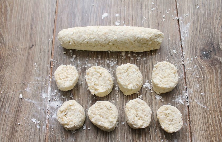 1. Этап. Ленивые вареники по Дюкану: Посыпьте стол немного крахмалом, переложите творожную массу и сформируйте колбаску. Опуская нож в крахмал, порежьте колбаску на кусочки, придайте круглую форму.