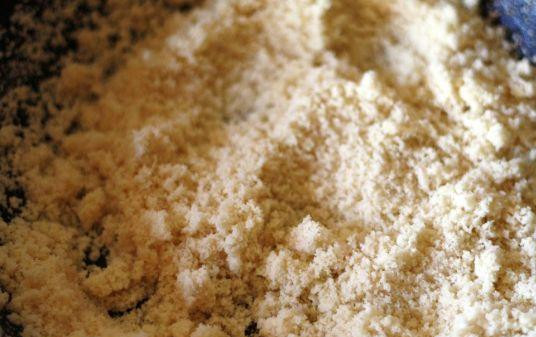 1. Этап. Халва из манки: Затем в сковородке растворить еще одну ложечку масла и обжарить в нем манку. Манную кашу следует обжаривать несколько минут, до появления характерного запаха манки.