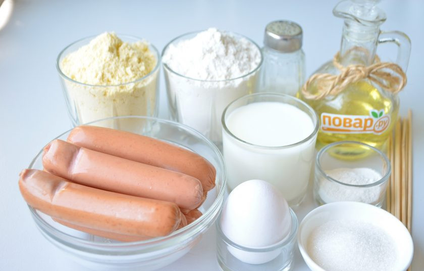 1. Этап. Корн-доги: 1. Подготовьте продукты. С сосисок снимите оболочки. Приступим! Сразу напишу уточнение, объем моего стакана 200 мл, туда входит 150 г муки. Молока ушло примерно 180 мл.