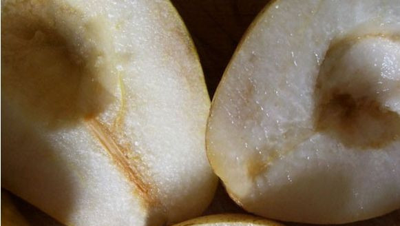 1. Этап. Варенье из груш с гвоздикой: Вырезаем из груш сердцевину.