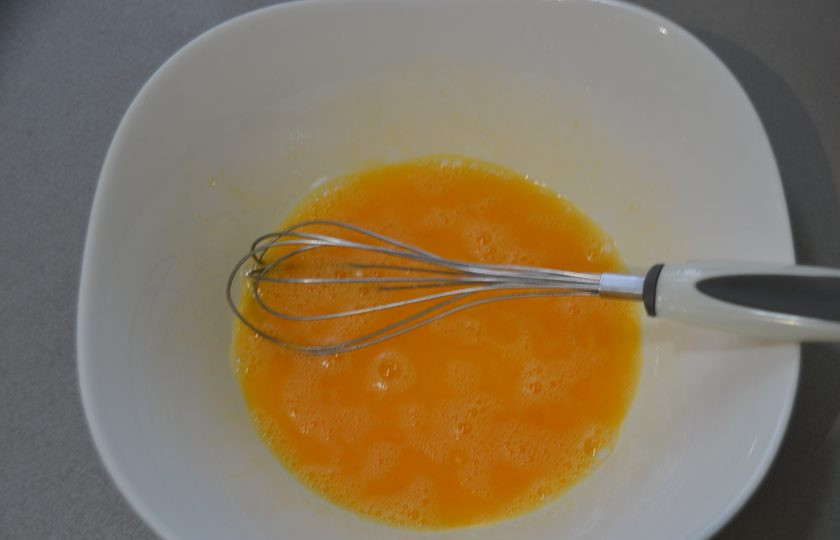 1. Этап. Налистники с творогом на крахмале: Слегка взбейте.