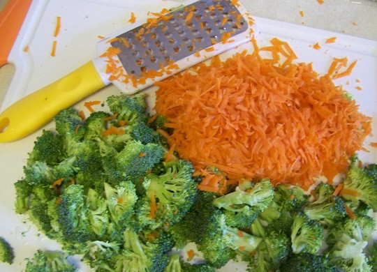 1. Этап. Макароны с курицей в духовке: 2. Тем временем можно заняться овощами. Морковь вымыть, очистить и натереть на средней или мелкой терке. Брокколи нарезать небольшими кусочками. Использовать можно также помидоры, баклажаны и другие овощи по вкусу. Луковицу очистить и нарезать кубиками, чеснок измельчить или выдавить через пресс. На сковороду отправить сливочное масло и обжарить овощи.