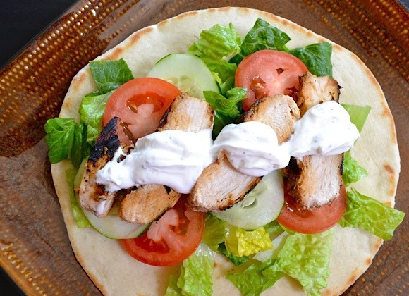 1. Этап. Турецкая шаурма: Соберите шаурму: на питу нарвите промытый салат, потом — овощи и кусочки курицы, а сверху — соус.
