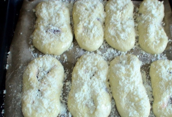 1. Этап. Латвийские булочки с повидлом: Теперь сделайте штрейзель. Перетрите муку с сахаром и маслом. Булочки обмажьте взбитым яйцом, а потом посыпьте их штрейзелем.