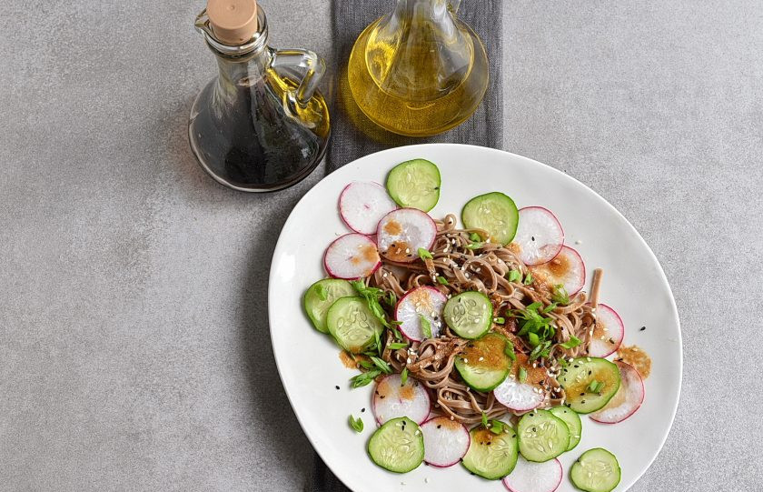 1. Этап. Гречневая лапша: Выложите овощи поверх лапши, еще полейте соусом и посыпьте кунжутом.