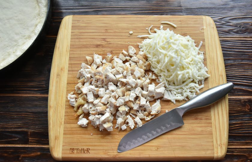 1. Этап. Пицца Альфредо: Готовое филе нарежьте кубиком. Шпинат промойте и просушите. Моцареллу натрите на терке.