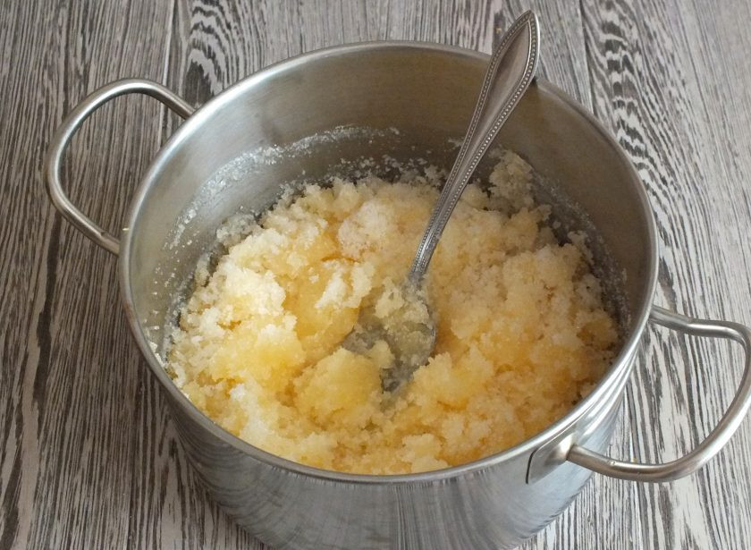 1. Этап. Джем Серенада: К соку добавьте сахар. Перемешайте. Поставьте на малый огонь. Нагревайте до растворения сахара, постоянно помешивая.