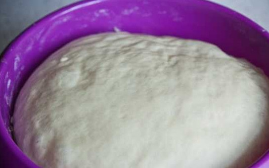 1. Этап. Тесто для булочек: 6. Примерно через 40 минут обомните тесто и дайте снова подойти. В результате оно должно увеличиться примерно в 3 раза.