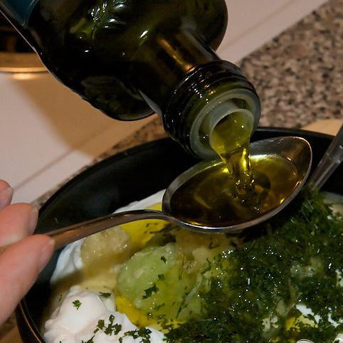 1. Этап. Соус Дзадзики: И 4 ст.л. оливкового масла.