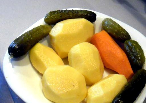 1. Этап. Рассольник с курицей в мультиварке: А сами тем временем чистим картофель и морковь.