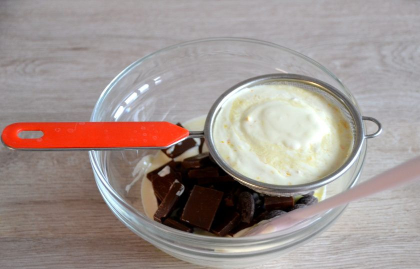 1. Этап. Апельсиновый ганаш: Влейте нагретые сливки к шоколаду, предварительно процедив через ситечко.