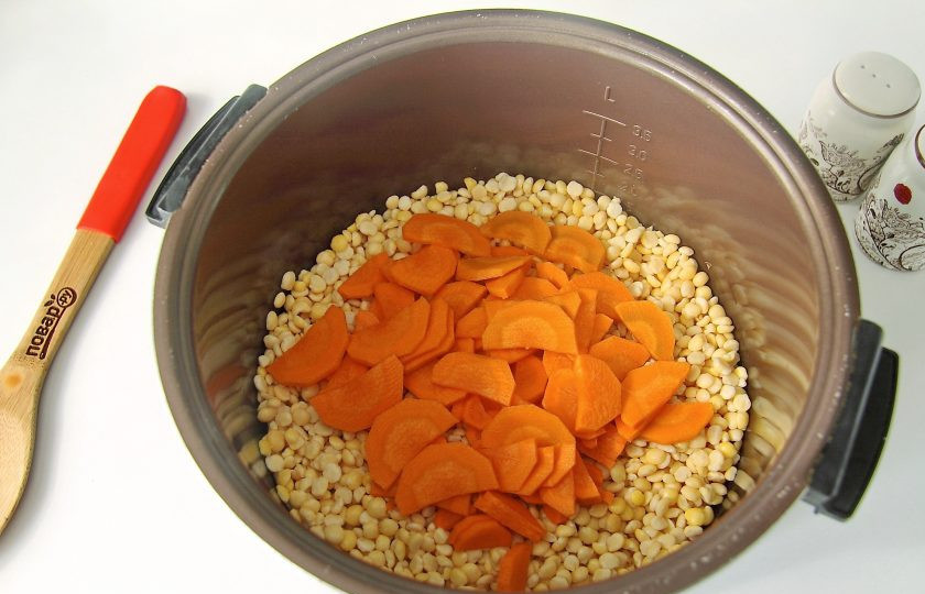 1. Этап. Гороховая каша с тушенкой в мультиварке: Добавьте нарезанную крупно морковь.