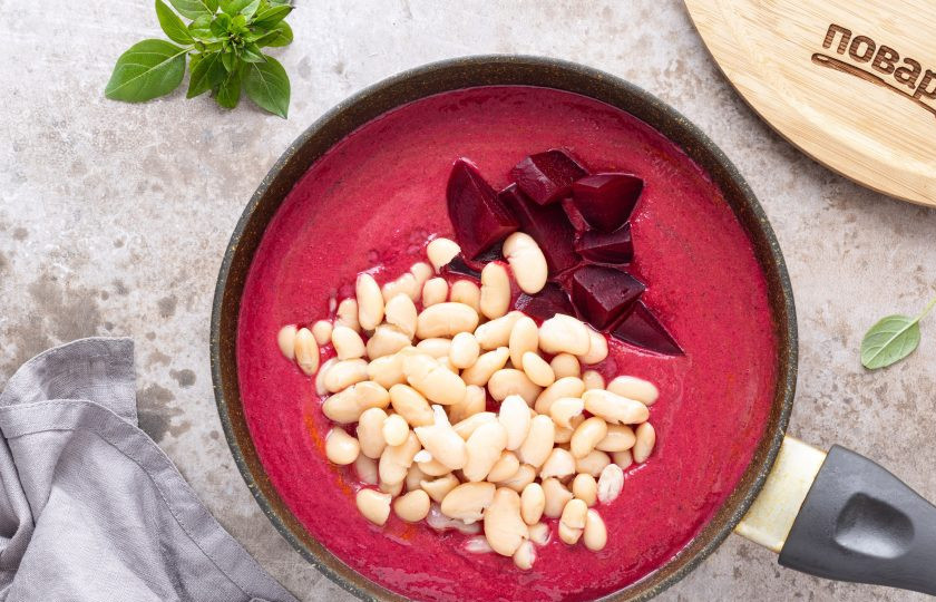 1. Этап. Карри из свеклы: Добавьте белую фасоль и оставшиеся кусочки свеклы. Доведите на среднем огне до кипения и потушите все вместе пару минут. После можно снимать сковороду с плиты. Карри из свеклы готово!