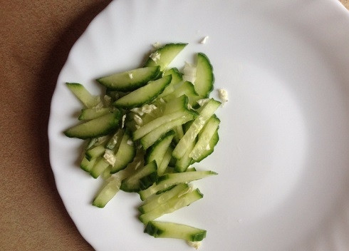 1. Этап. Пекинский салат: Свежие огурцы нарезаем соломкой.