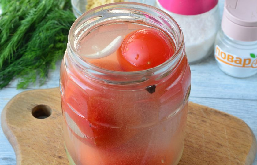 1. Этап. Газированные помидоры: Залейте помидоры чистой холодной водой и оставьте на столе на 2-3 дня, пусть заиграют. Под банку можете поставить миску, так как жидкость в процессе брожения может выйти за пределы тары.