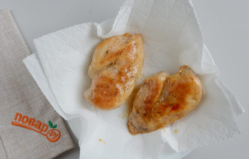 1. Этап. Слоеный салат из курицы: Разогрейте сковороду с растительным маслом, на сильном огне под крышкой обжарьте куриное филе с двух сторон до золотистого цвета. Положите мясо на бумажные салфетки, чтобы убрать лишний жир и сок.