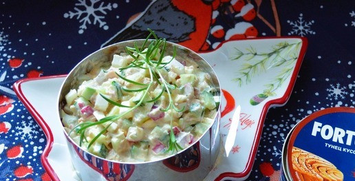 1. Этап. Салат с копчёным тунцом: Перемешать, для праздничной подачи выложить в сервировочное кольцо, слегка утрамбовать. Украсить веточками розмарина или другой зеленью.