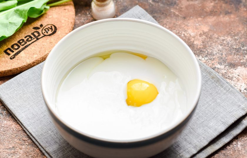 1. Этап. Пирог с яблоками и щавелем: Влейте следом кефир в емкость.