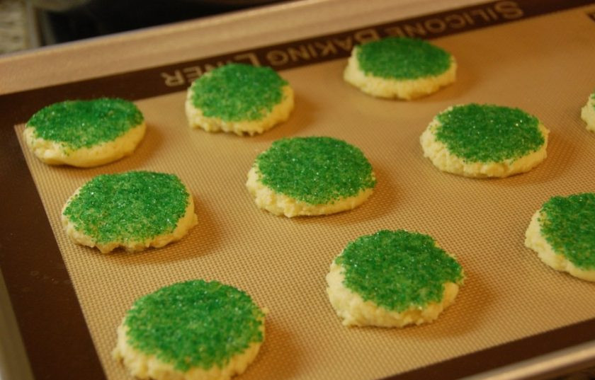 1. Этап. Простое сахарное печенье: 3. Ложкой зачерпните тесто и выложите шарики на противень, прижмите стаканом, чтобы сформировать плоскую лепешку. Украсьте цветным сахаром.