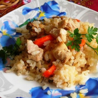 Курица, тушенная с рисом и овощами