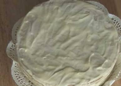 1. Этап. Наполеон со сгущенкой: Обязательно смажьте кремом бока торта.