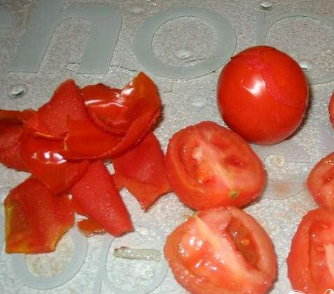 1. Этап. Тунец в томатном соусе: 3. В коже каждого из помидоров сделать надрез, положить их в кастрюлю с горячей водой и оставить на 40 секунд, потом воду вылить и промыть помидоры под проточной водой. Очистить от кожи и разрезать на 4 части. Нарезать на небольшие кусочки.