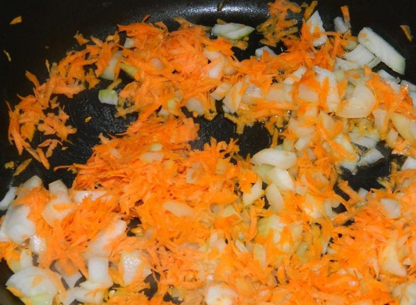 1. Этап. Рисовый гарнир с горошком и кукурузой: Обжарьте измельченные лук и морковь.