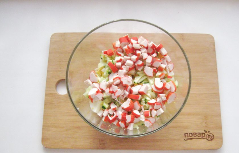 1. Этап. Салат из цветной капусты с крабовыми палочками: Крабовые палочки также нарежьте.