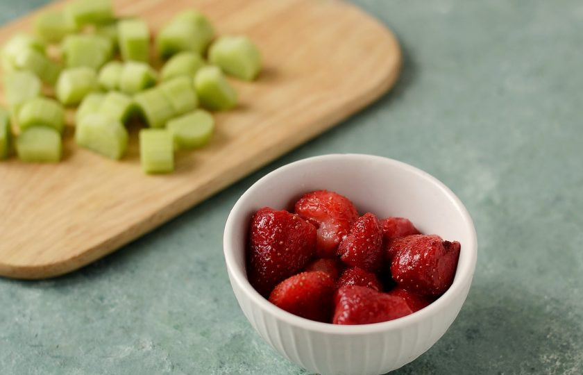 1. Этап. Лимонад из ревеня: Клубнику разморозьте.