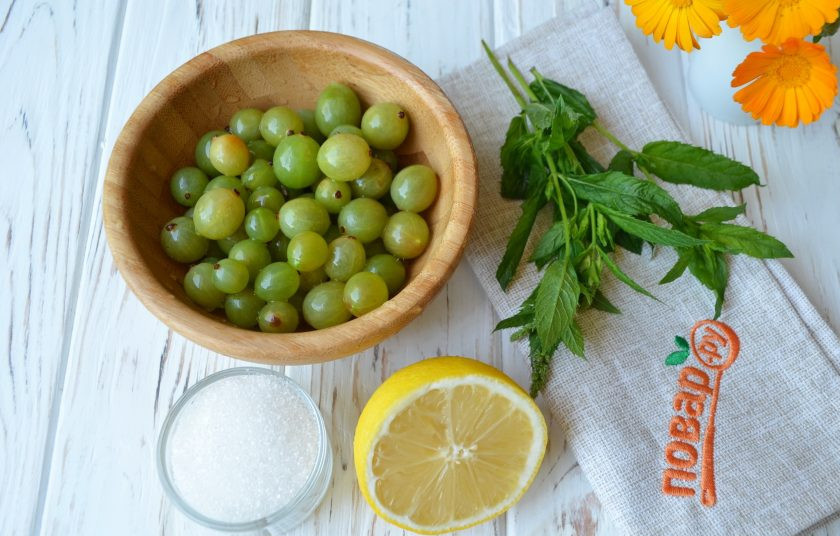 1. Этап. Компот из крыжовника: Подготовьте необходимые продукты. Мяту хорошо промойте в холодной воде, у крыжовника обрежьте хвостики, простерилизуйте банки и крышки.