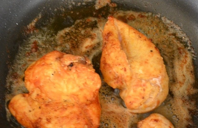 1. Этап. Жареная куриная грудка в грибном соусе: 2. Обжарьте грудки на сковороде в сливочном и растительном масле до готовности и мягкости по 5 минут с каждой стороны.