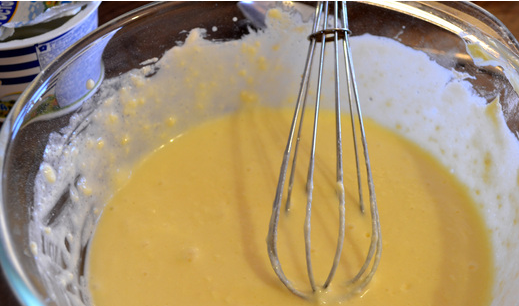 1. Этап. Брусничный торт с белым шоколадом: 2. Сделаем светлый слой. Смешаем топленый белый шоколад, сметану, сахар, яйцо, масло, муку в блендере. Заливаем коричневый корж этой смесью.