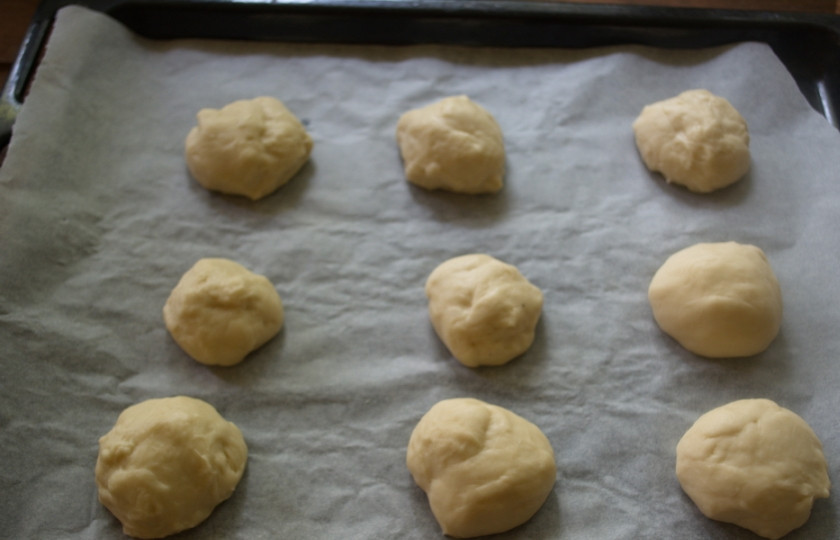 1. Этап. Ватрушки с творогом из дрожжевого теста: Разделите тесто на шарики.
