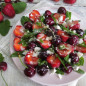 Салат из клубники и черешни