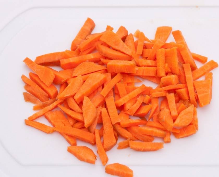 1. Этап. Суп из консервированных грибов: Порежьте морковь.