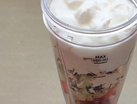 1. Этап. Смузи Две свеклы с сельдереем: Последним я добавляю йогурт, так как стакан переворачиваяется и в таком виде смесь легче измельчается. Йогурт я предварительно не отмеряю, просто добавляю 3 ст л с горкой. Можно стакан поставить на весы и отмерить йогурт, накладывая сразу в стакан.