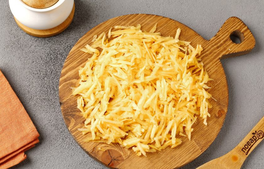 1. Этап. Кукурузная каша с тыквой в духовке: Тыкву натрите на тёрке или нарежьте мелкими кубиками.