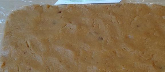 1. Этап. Армянская халва: Размешайте массу, чтобы она была однородной. Выложите ее на пищевую пленку, разровняйте.